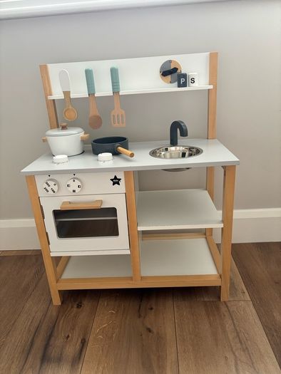 kids play kitchen