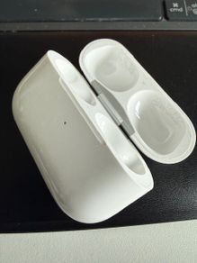 Apple AirPods 2 charging case (no AirPods)