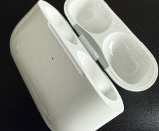 Apple AirPods 2 charging case (no AirPods)