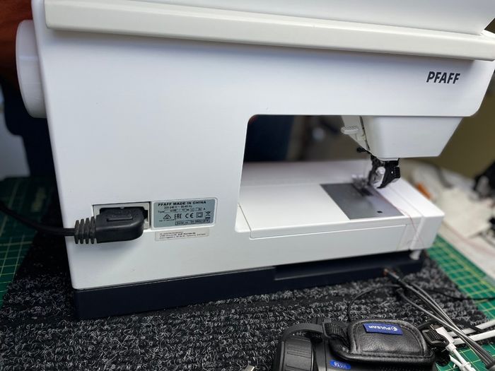 PFAFF Select 3.2 Sewing Machine - IDT - Just serviced - Like new!