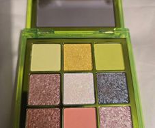 Huda Neon Green Obsessions Palette