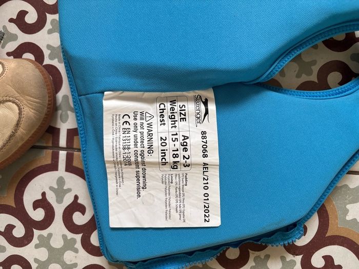 Swimming aids/life jackets