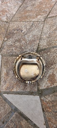 Vintage jewelry is sold individually for 5 to 10 euros