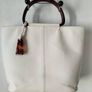 Chanel white calfskin leather tote with tortoiseshell handles 650 euro Image 5
