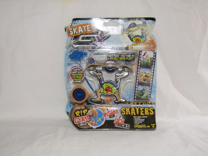 Lot of 3 packets of gx skate racers skateboard tricks skaters gyro power rip cord gift fingerboard tech deck mini skateboard made by Jakks Pacific 2009 brand new sealed