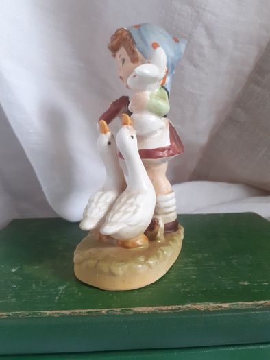 Vintage 1950s Porcelain girl figuerine.