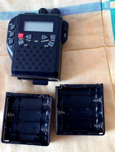 AM / FM CB Radio (Frequency: 26,956-27,405 MHz)