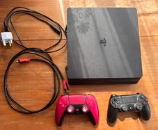 PlayStation 4 Slim / 500GB / 2 Controllers / HDMI Cable
