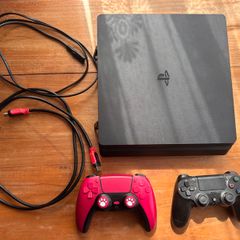 PlayStation 4 Slim / 500GB / 2 Controllers / HDMI Cable