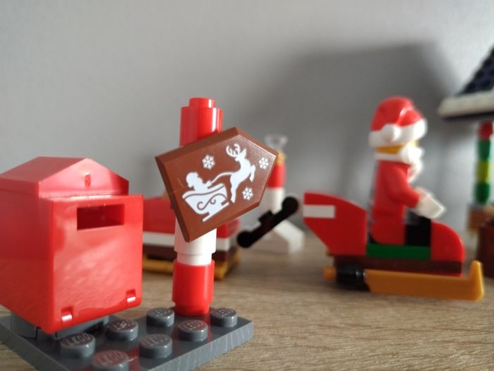 LEGO Winter Village Accessories and Mini Figures Bundle 1