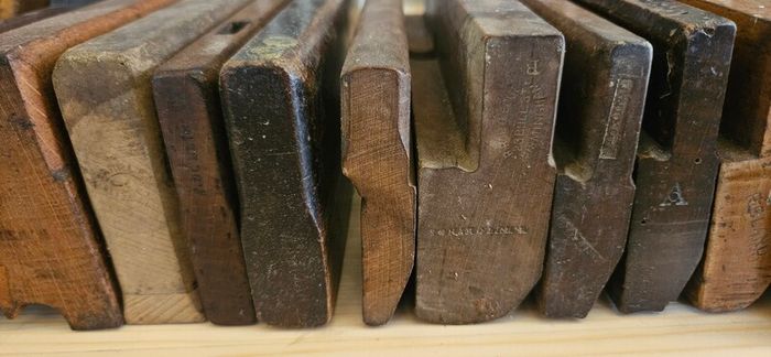 Mathieson plough plane and 17 moulding planes