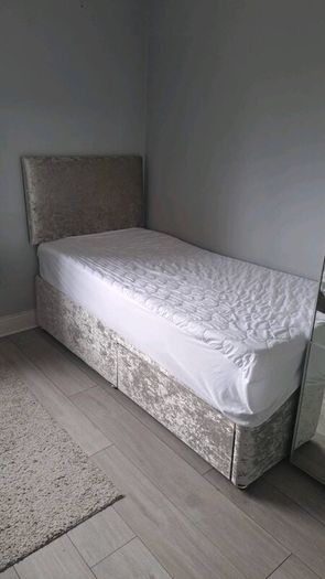2 single divan beds with matresses