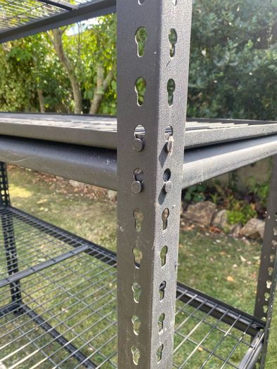 Metal shelving unit