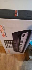 MK7000 electric keyboard