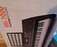 MK7000 electric keyboard