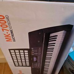 MK7000 electric keyboard