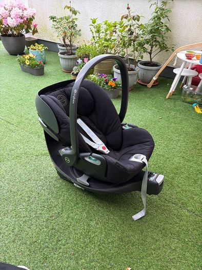 Cybex Car Seat Cloud Z and Swivel ISOFIX Base