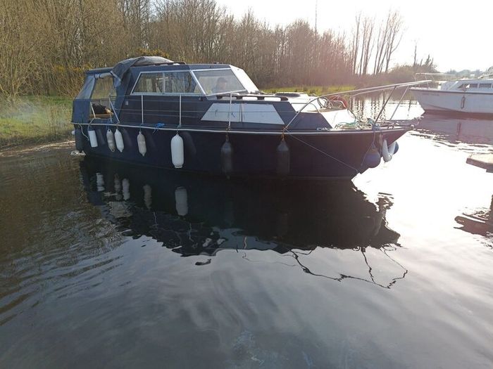 Boat, cruiser 28 ft