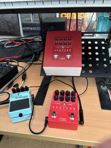 Pedals (chorus, delay, reverb)