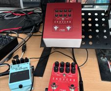 Pedals (chorus, delay, reverb)