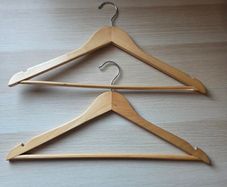 Wooden hangers, pack of 2