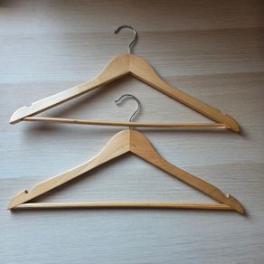 Wooden hangers, pack of 2