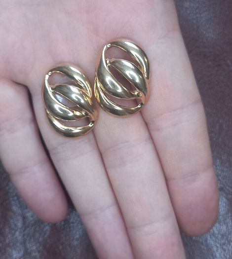 Vintage jewelry is sold individually for 5 to 10 euros