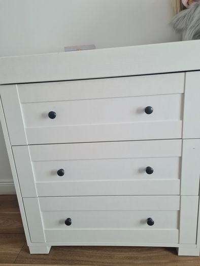 nursery funriture: changing table