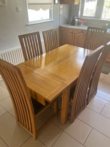 Kitchen table and 6 chairs