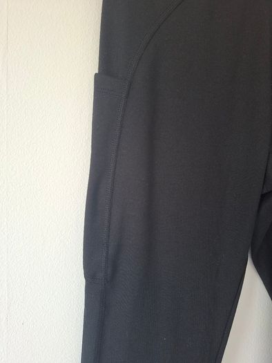 Capri length fitted sports bottoms