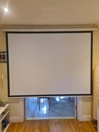 CINEMA "Home Cinema Screen" electric and projector
