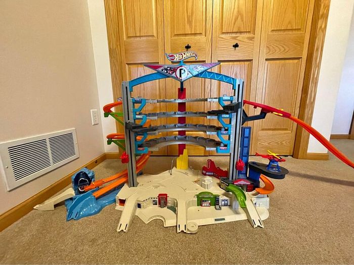 Hot Wheels Ultimate Garage Shark Attack Playset