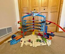 Hot Wheels Ultimate Garage Shark Attack Playset