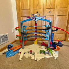 Hot Wheels Ultimate Garage Shark Attack Playset