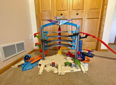 Hot Wheels Ultimate Garage Shark Attack Playset
