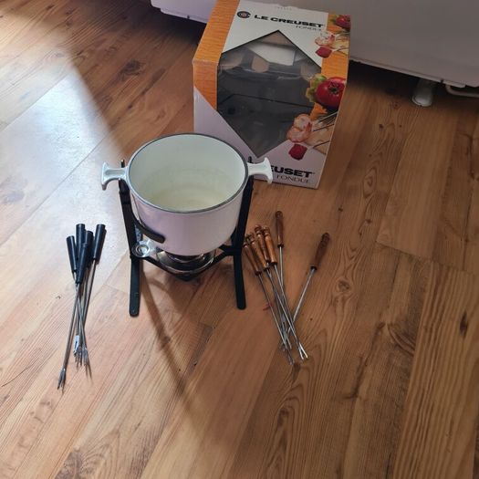 fondue set with ceramic bowl