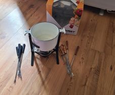 fondue set with ceramic bowl