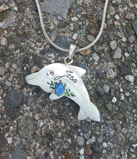 Vintage jewelry is sold individually for 5 to 10 euros.