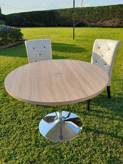 table and chairs