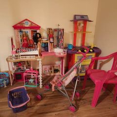 Barbie doll house and Peppa stove, battery-operated, doll stroller, chair in very good condition