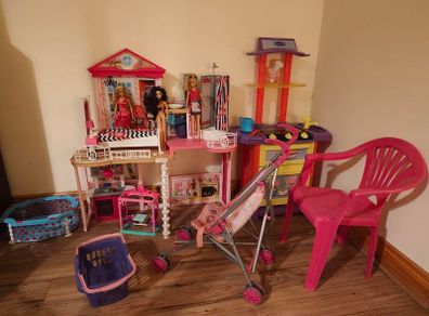 Barbie doll house and Peppa stove, battery-operated, doll stroller, chair in very good condition