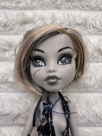 Mattel Monster High Skull Shores 2008 Black and White Frankie Stein Glue Hair Legs a bit loose (between body and legs) Used Please see photos
