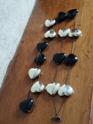 Stylish Long Necklace of Black and Gold Hearts.