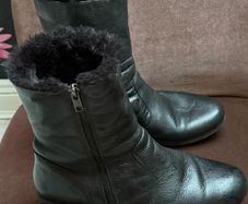 Size 7 black leather ankle boots. Fur lined.