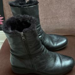 Size 7 black leather ankle boots. Fur lined.