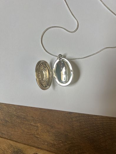 Stunning Silver Locket Pendent and Silver Chain