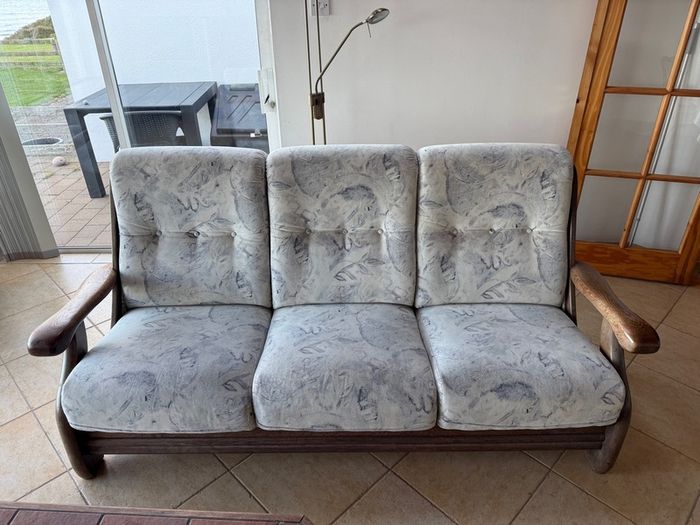 Sofa + 2 armchairs.