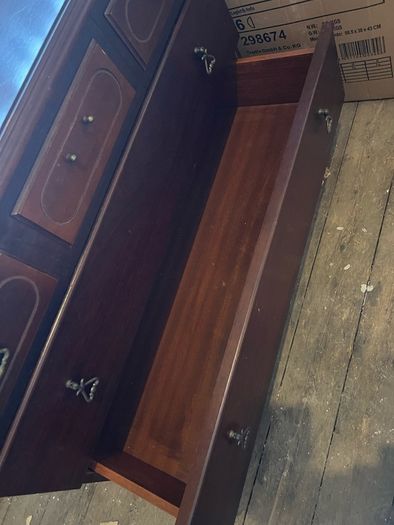 mahogony chest of drawers