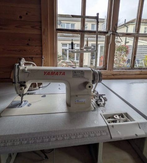 Industrial sewing machine and overlocker