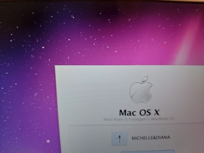 Vintage Apple MacBOOK, account password locked, in excellent cosmetic condition, excellent Battery